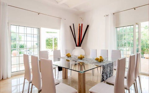 Villa Besso: Mobilia, Interior Design, Tavolo, Sedia, Pavimentazione, Sala Da Pranzo, Legna, Cucina & Sala Da Pranzo Tavolo, Pavimento, Tessile