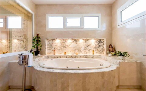 Villa Besso: Interior Design, Idraulico Fixture, Vasca Da Bagno, Parete, Bagno, Pavimentazione, Rubinetto, Pavimento, Idraulico, Soffitto