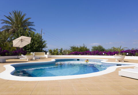 Villa Besso: Mobili Da Esterno, Mobilia, Piscina, Ombrello, Ricorrere, Sedia, Shade, Tempo Libero, Eco Hotel, Tavolo Esterno