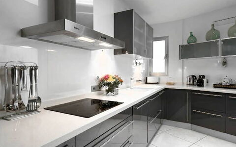 Villa Floresta: Cucina, Elettrodomestico Da Cucina, Controsoffitto, Cabinetry, Mobilia, Apparecchio Major, Interior Design, Cucina Stufa, Elettrodomestico, Lampada