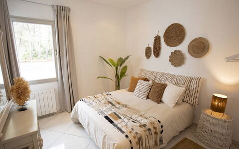 Villa Floresta: Letto, Mobilia, Bedding, Camera Da Letto, Interior Design, Lenzuolo, Parete, Biancheria, Legna, Camera