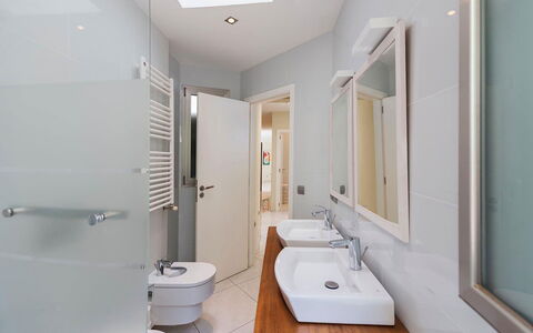 Villa Floresta: Bagno, Idraulico Fixture, Pavimentazione, Lavandino Del Bagno, Interior Design, Gabinetto, Lavello, Pavimento, Toilet Seat, Rubinetto