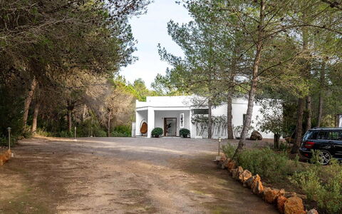 Villa Floresta: Albero, Casa, Estate, Driveway, Landscaping, Shade, Hacienda, Dimora, Agriturismo, Villa