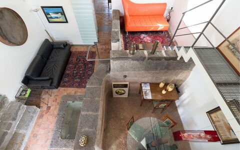 Villa Carosone: Pavimentazione, Parete, Interior Design, Mobilia, Legna, Pavimento, Divano, Illuminazione, Soggiorno, Soffitto