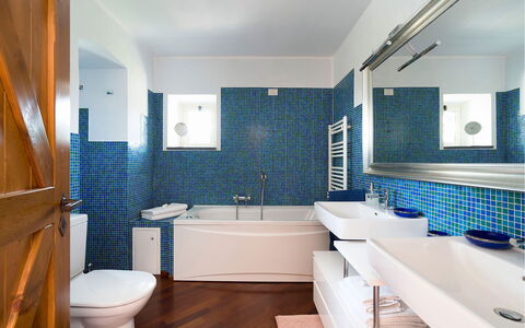 Villa Carosone: Blu, Bagno, Idraulico Fixture, Pavimentazione, Interior Design, Pavimento, Lavello, Vasca Da Bagno, Rubinetto, Lavandino Del Bagno