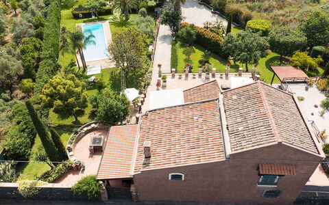 Villa Carosone: Zona Residenziale, Casa, Tetto, Architettura, Casa, Estate, Paesaggio, Urban Design, Lotto, Insediamento Umano