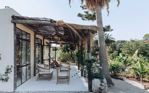 Villa Horses: Struttura Esterna, Shade, Giardino, Landscaping, Materiali Naturali, Ricorrere, Pergola, Eco Hotel, Thatching