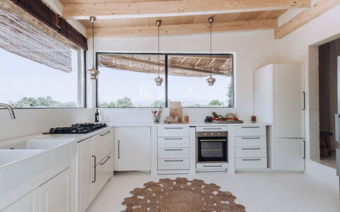 Villa Horses: Cucina, Controsoffitto, Interior Design, Pavimentazione, Mobilia, Legna, Soffitto, Pavimento, Cabinetry, Elettrodomestico Da Cucina