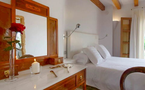 Villa Higo: Mobilia, Legna, Interior Design, Pavimentazione, Pavimento, Illuminazione, Letto, Camera Da Letto, Casa, Camera
