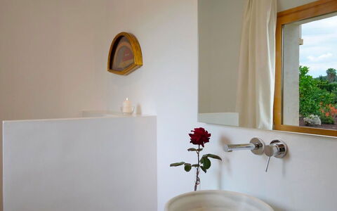 Villa Higo: Parete, Interior Design, Idraulico Fixture, Lavandino Del Bagno, Bagno, Illuminazione, Rubinetto, Idraulico, Camera, Casa
