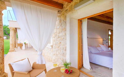 Villa Higo: Mobilia, Interior Design, Ricorrere, Pavimentazione, Pavimento, Sedia, Color Legno, Piscina, Shade, Eco Hotel