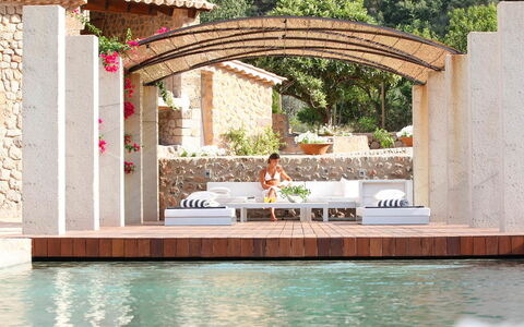 Villa Arch: Piscina, Ricorrere, Shade, Materiali Naturali, Eco Hotel, Giochi D'Acqua, Mobili Da Esterno, Landscaping, Struttura Esterna, Pergola