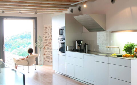 Villa Arch: Cucina, Controsoffitto, Mobilia, Interior Design, Pavimentazione, Elettrodomestico Da Cucina, Pavimento, Legna, Cabinetry, Apparecchio Major