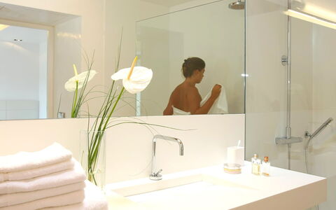 Villa Arch: Interior Design, Parete, Idraulico Fixture, Bagno, Pavimentazione, Lavandino Del Bagno, Rubinetto, Pavimento, Illuminazione, Idraulico