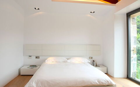 Villa Arch: Letto, Camera Da Letto, Mobilia, Interior Design, Bedding, Parete, Lenzuolo, Pavimentazione, Legna, Pavimento