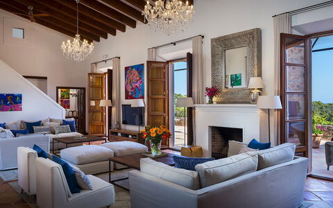Villa Welcome: Mobilia, Sedia, Interior Design, Tavolo, Casa, Pavimentazione, Divano, Soggiorno, Pavimento