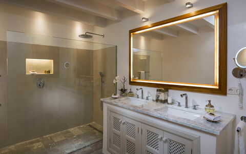 Villa Welcome: Idraulico Fixture, Interior Design, Rubinetto, Lavello, Soffitto, Pavimentazione, Bagno, Idraulico, Illuminazione, Lampada