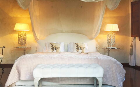Villa Peacock: Mobilia, Letto, Camera Da Letto, Interior Design, Bedding, Lenzuolo, Biancheria, Illuminazione, Pavimento, Camera