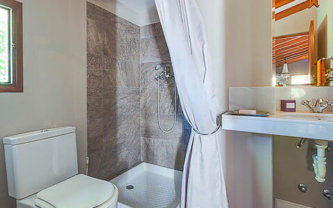 Villa Peacock: Bagno, Idraulico Fixture, Interior Design, Parete, Pavimentazione, Pavimento, Gabinetto, Vasca Da Bagno, Tessile, Idraulico