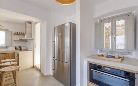Villa Vesper: Mobilia, Legna, Pavimentazione, Interior Design, Apparecchio Major, Cucina, Elettrodomestico Da Cucina, Pavimento, Controsoffitto, Soffitto