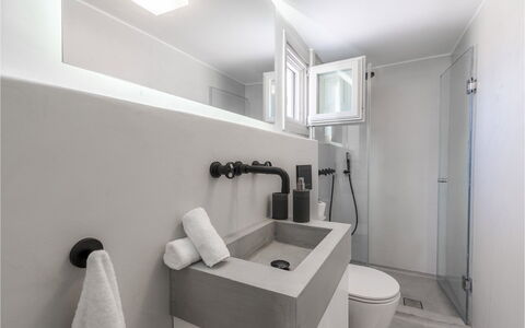 Villa Vesper: Idraulico Fixture, Bagno, Lavello, Lavandino Del Bagno, Parete, Interior Design, Toilet Seat, Rubinetto, Pavimentazione, Pavimento