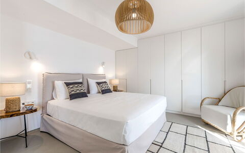 Villa Vesper: Letto, Interior Design, Camera Da Letto, Mobilia, Pavimentazione, Pavimento, Legna, Bedding, Lenzuolo, Biancheria