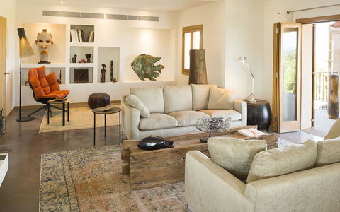 Villa Sofia: Mobilia, Interior Design, Divano, Pavimentazione, Pavimento, Soggiorno, Legna, Casa, Tavolo, Camera