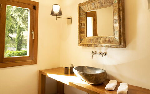 Villa Sofia: Lavandino Del Bagno, Interior Design, Parete, Idraulico Fixture, Specchio, Pavimentazione, Legna, Lavello, Bagno, Rubinetto