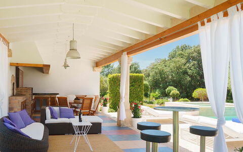 Villa Serafino: Mobilia, Mobili Da Esterno, Sedia, Interior Design, Tavolo, Pavimentazione, Pavimento, Ricorrere, Illuminazione, Piscina