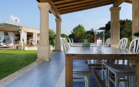 Villa Serafino: Mobilia, Tavolo, Mobili Da Esterno, Sedia, Colonna, Tavolo Esterno, Struttura Esterna, Portico, Vaso Di Fiori, Shade