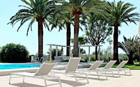 Villa Acapulco: Mobilia, Mobili Da Esterno, Sedia, Ricorrere, Shade, Eco Hotel, Piscina, Lettino, Tavolo Esterno