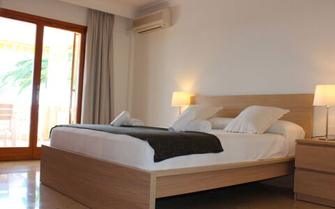Villa Acapulco: Mobilia, Interior Design, Letto, Camera Da Letto, Pavimentazione, Legna, Pavimento, Bedding, Lenzuolo, Camera