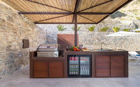 Villa Zafferano: Legna, Cucina, Color Legno, Controsoffitto, Elettrodomestico Da Cucina, Latifoglie, Vaso Di Fiori, Pianta Della Casa, Terrazza, Apparecchio Major