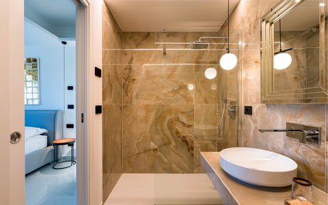 Villa Zafferano: Interior Design, Pavimentazione, Parete, Pavimento, Idraulico Fixture, Bagno, Lavello, Lavandino Del Bagno, Soffitto, Lampada