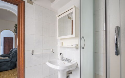 Da Federico, Apartment Genova Brignole: Parete, Interior Design, Idraulico Fixture, Pavimentazione, Pavimento, Lavandino Del Bagno, Lavello, Camera, Bagno, Idraulico