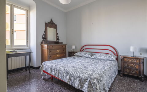 Da Federico, Apartment Genova Brignole: Camera Da Letto, Letto, Lenzuolo, Pavimentazione, Interior Design, Pavimento, Bedding, Camera, Telaio Del Letto, Mobilia