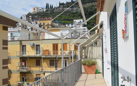 Casa Minori: Appartamento, Quartiere, Zona Residenziale, Balcone, Urban Design, Materiale Composito, Condominio, Corrimano, Illuminazione Diurna