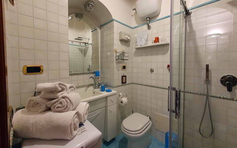 Casa Minori: Lavandino Del Bagno, Bagno, Idraulico Fixture, Lavello, Rubinetto, Interior Design, Pavimentazione, Idraulico, Pavimento, Specchio