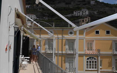 Casa Minori: Balcone, Metallo, Corrimano, Colonna, Illuminazione Diurna, Acciaio, Recinzione, Portico, Alluminio