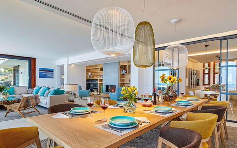 Villa Fullmoon: Interior Design, Legna, Mobilia, Pavimentazione, Cucina & Sala Da Pranzo Tavolo, Pavimento, Sala Da Pranzo, Tavolo, Appartamento, Casa