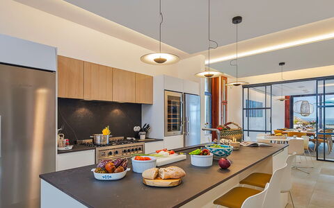 Villa Fullmoon: Interior Design, Cucina, Mobilia, Lampada, Soffitto, Controsoffitto, Pavimentazione, Legna, Illuminazione, Pavimento