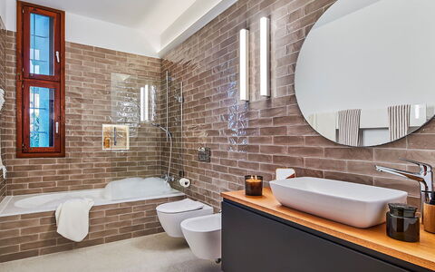 Villa Fullmoon: Idraulico Fixture, Parete, Bagno, Lavello, Pavimentazione, Interior Design, Lavandino Del Bagno, Rubinetto, Specchio, Pavimento