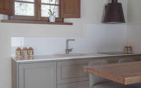 Villa Ripa: Interior Design, Legna, Controsoffitto, Cucina, Cabinetry, Pavimentazione, Mobilia, Lavello, Rubinetto, Pavimento