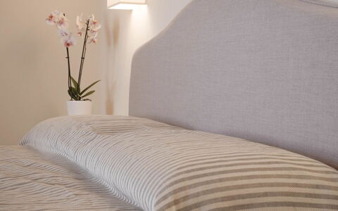 Villa Ripa: Letto, Mobilia, Camera Da Letto, Bedding, Lenzuolo, Biancheria, Legna, Interior Design, Tessile, Telaio Del Letto