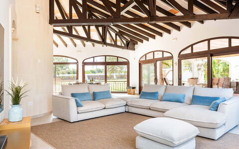Villa Fountain: Mobilia, Interior Design, Divano, Pavimentazione, Pavimento, Tavolo, Soggiorno, Camera, Tessile, Soffitto