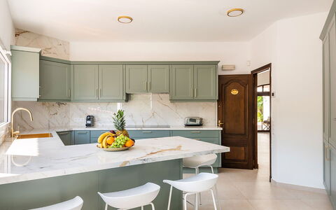 Villa Fountain: Mobilia, Interior Design, Pavimentazione, Legna, Pavimento, Controsoffitto, Cucina, Cabinetry, Soffitto, Illuminazione