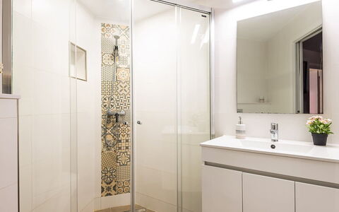Villa Fountain: Bagno, Interior Design, Pavimentazione, Idraulico Fixture, Parete, Pavimento, Lavandino Del Bagno, Mobiletto Del Bagno, Lavello, Specchio