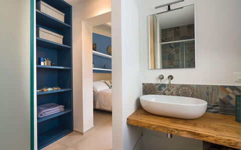 Villa Doddi: Pavimentazione, Pavimento, Interior Design, Parete, Legna, Idraulico Fixture, Lavandino Del Bagno, Bagno, Soffitto, Camera