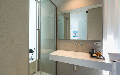 Villa Confini: Bagno, Interior Design, Idraulico Fixture, Pavimentazione, Parete, Pavimento, Lavandino Del Bagno, Rubinetto, Lavello, Specchio