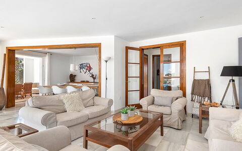 Villa the Cliff: Mobilia, Divano, Interior Design, Pavimentazione, Pavimento, Legna, Soffitto, Soggiorno, Tavolo, Camera